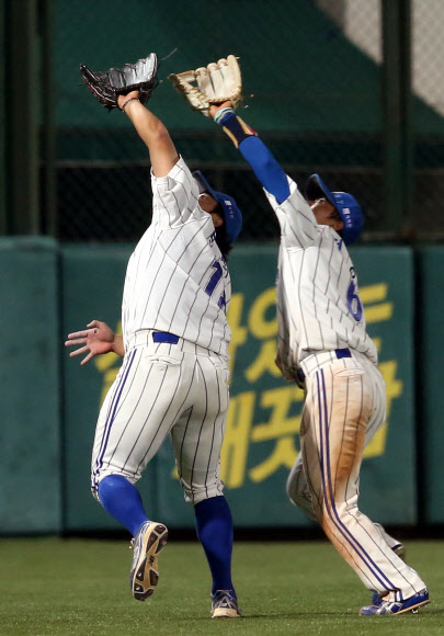 1일 오후 대구구장에서 열린 프로야구 한국시리즈 7차전 삼성 대 두산 경기. 8회초 무사 상황에서 삼성 3루수 박석민과 유격수 정병곤이 두산 양의지의 파울볼을 잡으려 하고 있다.  연합뉴스