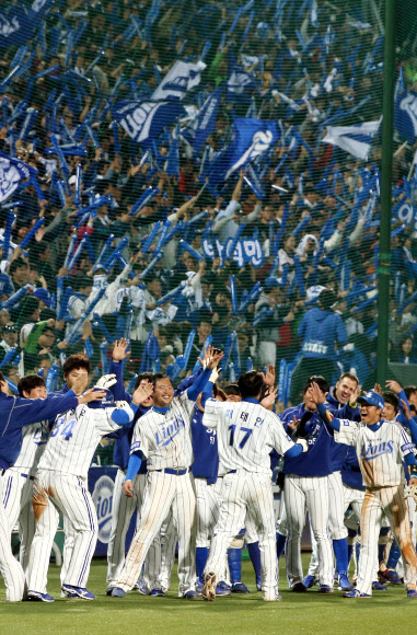 1일 오후 대구구장에서 열린 프로야구 한국시리즈 7차전 삼성 대 두산 경기. 6회말 1사 만루 박석민 적시타 때 홈인한 3루 주자 채태인과 2루 주자 최형우가 더그아웃에서 선수들과 환호하고 있다.  연합뉴스