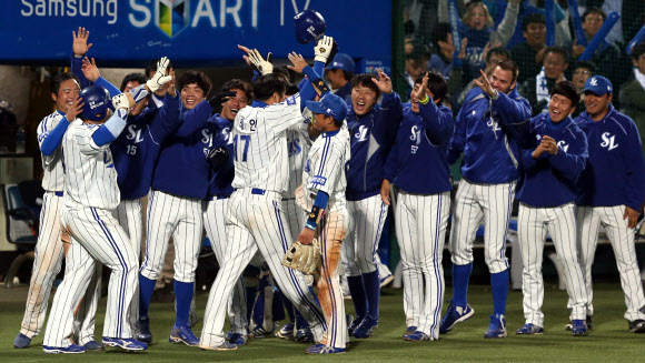 1일 오후 대구구장에서 열린 2013 프로야구 한국시리즈 7차전 삼성 대 두산 경기. 삼성 채태인, 최형우가 6회말 1사 2,3루 박석민 중전 안타 때 홈을 밟고 동료들의 축하를 받고 있다.  연합뉴스