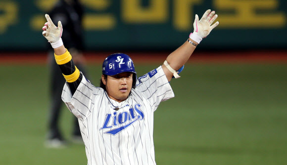 1일 오후 대구구장에서 열린 2013 프로야구 한국시리즈 두산 베어스-삼성 라이온즈 간 7차전. 6회말 1사 2, 3루의 상황에서 삼성 박석민이 2타점 적시타를 치고 2루까지 진루해 두팔을 번쩍 들며 세리머니를 펼치고 있다.  연합뉴스