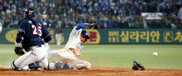 1일 오후 대구구장에서 열린 프로야구 한국시리즈 7차전 삼성 대 두산 경기. 6회말 1사 만루 최형우 3루수 앞 땅볼 때 3루주자 정병곤이 3루수 실책으로 홈에서 세이프되고 있다.  연합뉴스