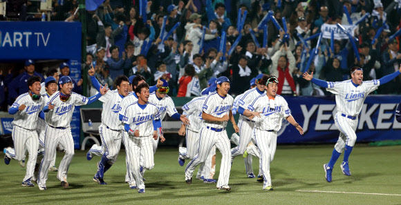 1일 오후 대구구장에서 열린 2013 프로야구 한국시리즈 7차전 두산과의 경기에서 승리를 거두고 우승을 차지한 삼성 선수들이 환호하고 있다.  연합뉴스