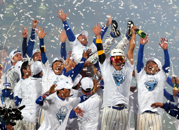 1일 오후 대구구장에서 열린 2013 프로야구 한국시리즈 7차전에서 두산 베어스를 누르고 우승한 삼성 라이온즈 선수들이 류중일 감독을 헹가래치고 있다.  연합뉴스