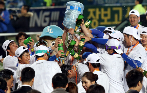 1일 오후 대구구장에서 열린 2013 프로야구 한국시리즈 7차전 두산과의 경기에서 승리를 거두고 우승을 차지한 삼성 선수들이 시상식에서 박한이에게 샴페인을 퍼붓고 있다.  연합뉴스