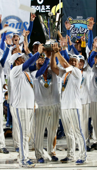 1일 대구구장에서 열린 프로야구 한국시리즈 7차전. 두산을 7대3으로 꺾고 사상 첫 3년 연속 통합 우승이라는 새 역사를 쓴 삼성 선수들이 우승트로피를 들고 환호하고 있다. 연합뉴스