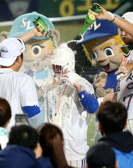 샴페인 세례 받는 류중일 감독