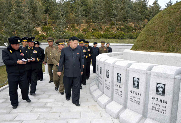 北 김정은, 훈련중 희생 해군 장병 묘지 참배