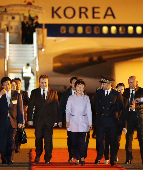 6박8일간의 서유럽 순방에 나선 박근혜 대통령이 2일 오후(현지시간) 첫 순방지인 프랑스 파리 오를리  국제공항에 도착, 영접인사들과 공항을 나서고 있다.  연합뉴스