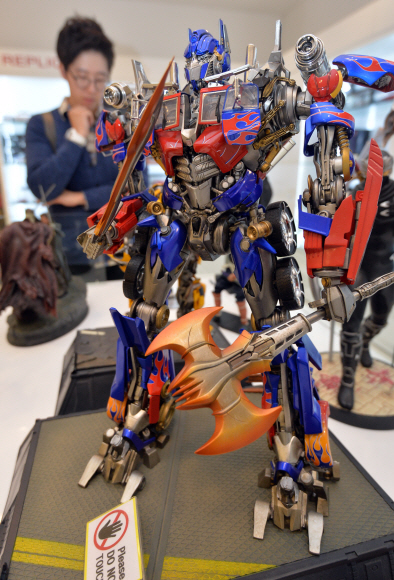 갤러리아백화점 명품관 레프리카 매장에서 550만원에 판매 중인 한정판 트랜스포머 로봇.