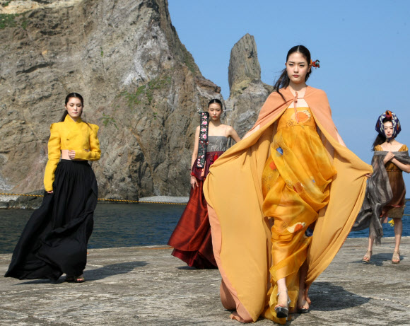 1일 경북 울릉군 울릉읍 독도리 동도선착장에서 패션모델들이 디자이너 이영희씨가 만든 한복을 입고 패션쇼를 하고 있다.  연합뉴스