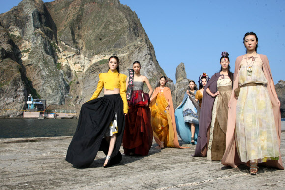 1일 경북 울릉군 울릉읍 독도리 동도선착장에서 패션모델들이 디자이너 이영희씨가 만든 한복을 입고 패션쇼를 하고 있다.  연합뉴스