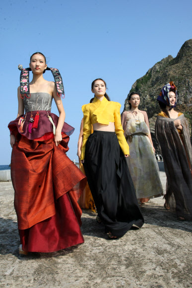 1일 경북 울릉군 울릉읍 독도리 동도선착장에서 패션모델들이 디자이너 이영희씨가 만든 한복을 입고 패션쇼를 하고 있다.  연합뉴스