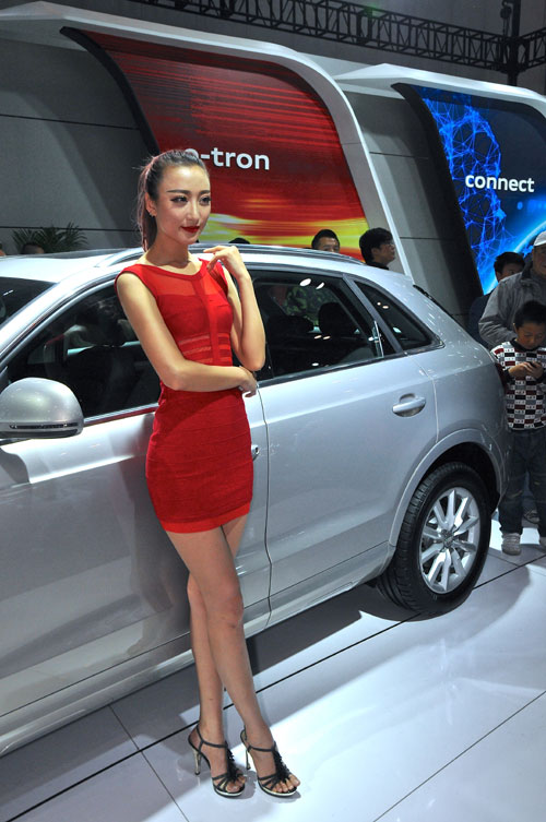 4일(현지시간) 중국 베이징에서 수입 자동차 엑스포 기간동안 모델이 전시된 자동차를 선보이고 있다. 사진제공=신화/뉴시스