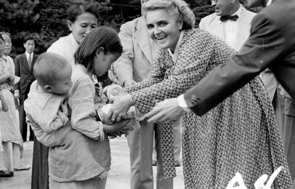 오는 6일부터 17일까지 청남대서 역대 영부인 사진·사용물품 기획전시회열린다. 사진은 고아에게 구호물자 전달하는 프란체스카 여사. 국가기록원 제공