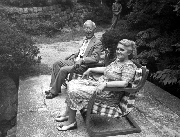 오는 6일부터 17일까지 청남대서 역대 영부인 사진·사용물품 기획전시회열린다. 사진은 의자에서 휴식 취하는 이승만 전 대통령과 영부인 프란체스카 여사. 국가기록원 제공