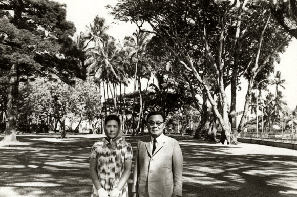 오는 6일부터 17일까지 청남대서 역대 영부인 사진·사용물품 기획전시회열린다. 사진은 하와이 여행 기념촬영하는 윤보선 전 대통령과 영부인 공덕귀 여사. 국가기록원 제공