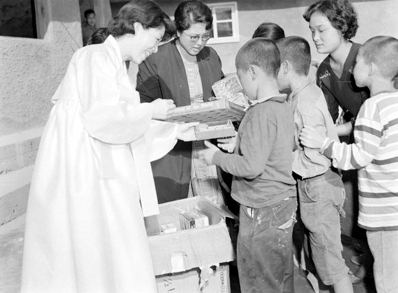 오는 6일부터 17일까지 청남대서 역대 영부인 사진·사용물품 기획전시회열린다. 사진은 고아원 원아에게 선물 증정하는 육영수 여사. 국가기록원 제공
