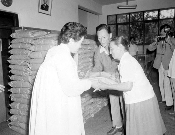 오는 6일부터 17일까지 청남대서 역대 영부인 사진·사용물품 기획전시회열린다. 사진은 새마을이웃돕기 성품 전달하는 홍기 여사. 국가기록원 제공