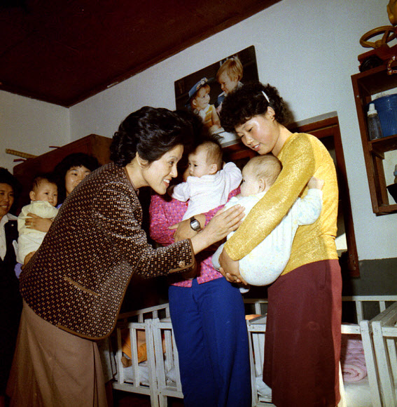 오는 6일부터 17일까지 청남대서 역대 영부인 사진·사용물품 기획전시회열린다. 사진은 서대전 영아원을 방문한 이순자 여사.  국가기록원 제공