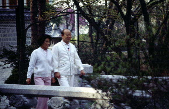 오는 6일부터 17일까지 청남대서 역대 영부인 사진·사용물품 기획전시회열린다. 사진은 아침 산책하는 전두환 전 대통령과 이순자 여사.  국가기록원 제공