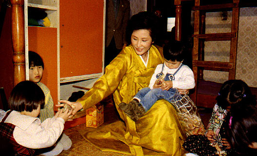 오는 6일부터 17일까지 청남대서 역대 영부인 사진·사용물품 기획전시회열린다. 사진은 갱생원을 방문해 선물 전달하는 김옥숙 여사. 국가기록원 제공