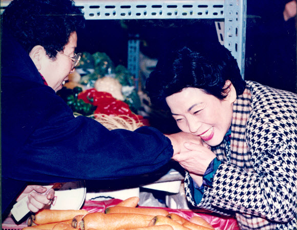 오는 6일부터 17일까지 청남대서 역대 영부인 사진·사용물품 기획전시회열린다. 사진은 시장 방문한 손명순 여사.  국가기록원 제공