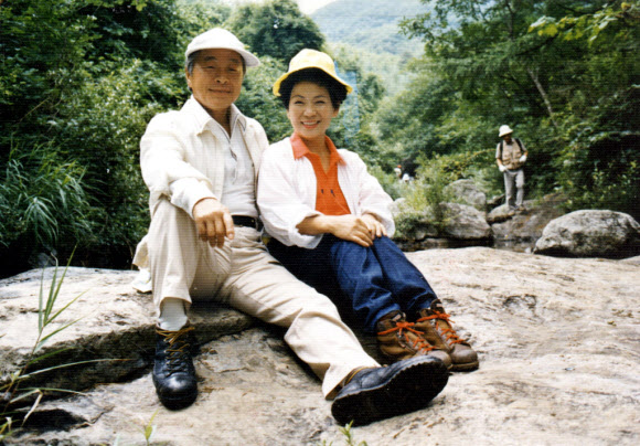 오는 6일부터 17일까지 청남대서 역대 영부인 사진·사용물품 기획전시회열린다. 사진은 산행 후 기념촬영 하는 김영삼 전 대통령과 영부인 손명순 여사. 국가기록원 제공