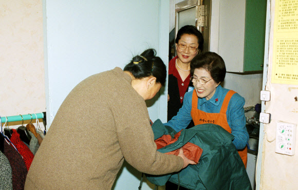 오는 6일부터 17일까지 청남대서 역대 영부인 사진·사용물품 기획전시회열린다. 사진은 여성희망의 집을 방문해 방한복 전달하는 이희호 여사. 국가기록원 제공