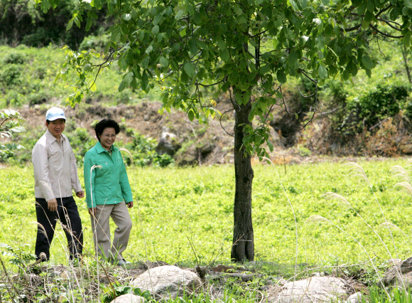 오는 6일부터 17일까지 청남대서 역대 영부인 사진·사용물품 기획전시회열린다. 사진은 농촌체험마을을 방문한 노무현 전 대통령과 영부인 권양숙 여사. 국가기록원 제공