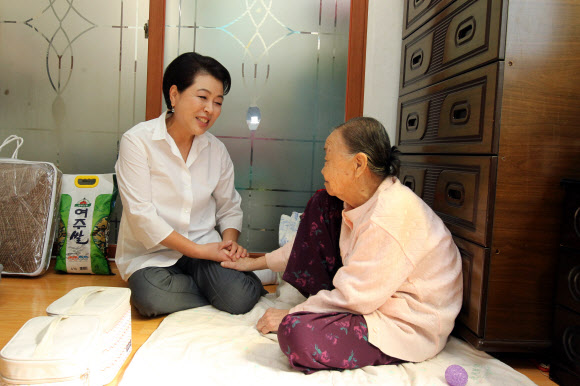 오는 6일부터 17일까지 청남대서 역대 영부인 사진·사용물품 기획전시회열린다. 사진은 사회복지관 방문한 김윤옥 여사.  국가기록원 제공