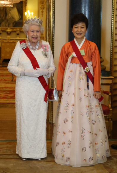 영국을 국빈방문 중인 박근혜 대통령이 5일 오후(현지시간) 버킹엄궁에서 열린 국빈만찬에 참석하기위해 엘리자베스2세 영국 여왕과 함께 만찬장으로 이동하고 있다. 이언탁 기자 utl@seoul.co.kr