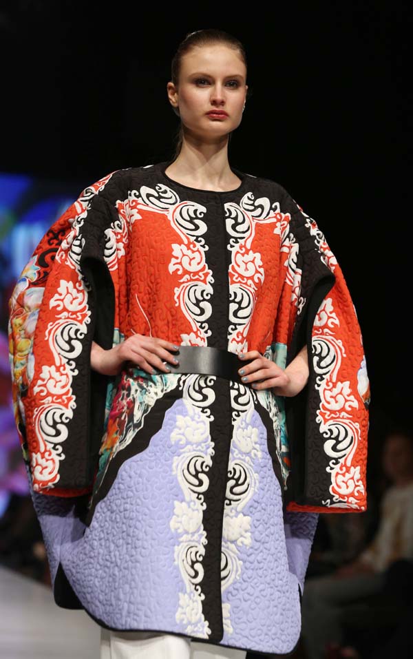 5일(현지시간) 페루 수도 리마에서 열린 리마 패션위크에서 에트로가 2014 봄/여름 컬렉션을 선보이고 있다. AP/뉴시스