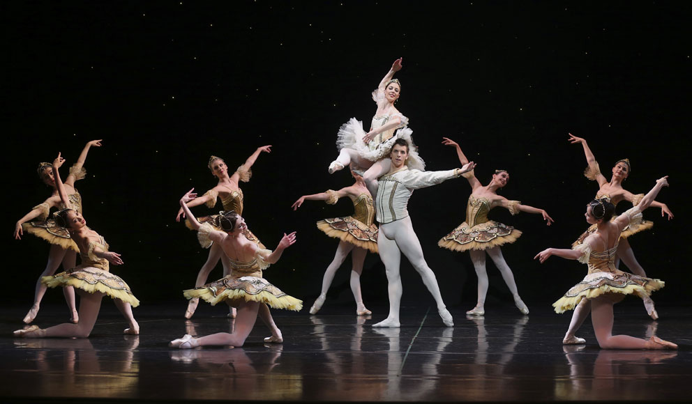 6일(현지시간) 호주 시드니 오페라하우스에서 선보일 발레 ‘라 실피드(La Sylphide)’를 위해 리허설에 한창인 발레단원들. AP/뉴시스