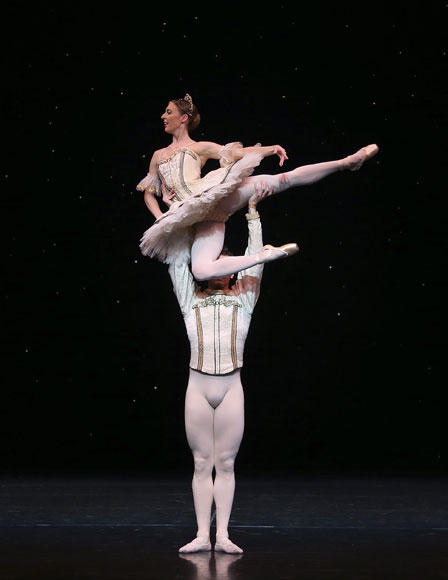 6일(현지시간) 호주 시드니 오페라하우스에서 선보일 발레 ‘라 실피드(La Sylphide)’를 위해 리허설에 한창인 발레단원들. AP/뉴시스