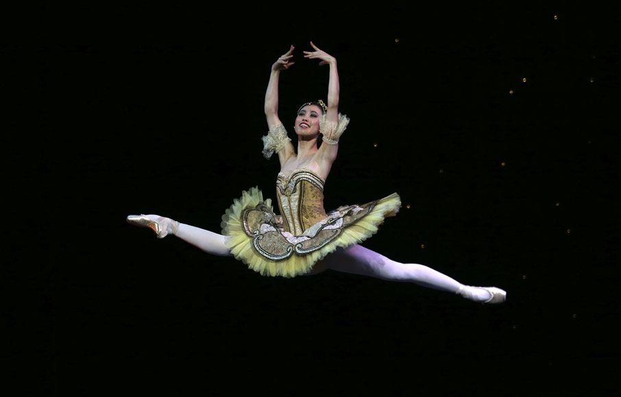 6일(현지시간) 호주 시드니 오페라하우스에서 선보일 발레 ‘라 실피드(La Sylphide)’를 위해 리허설에 한창인 발레단원들. AP/뉴시스