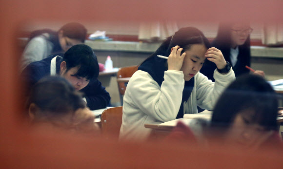 2014년도 대학수학능력시험날인 7일 오전 서울 종로구 풍문여자고등학교에서 수험생들이 공부를 하고 있다.  연합뉴스