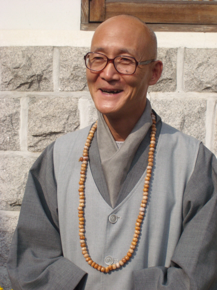 3년 만에 한국을 찾은 ‘히말라야의 한국인 성자’ 청전 스님. 지금의 수행과 행복한 삶으로 자신을 이끌어준 건 이름 없는 사람들의 착하고 맑은 영혼이라고 말한다.