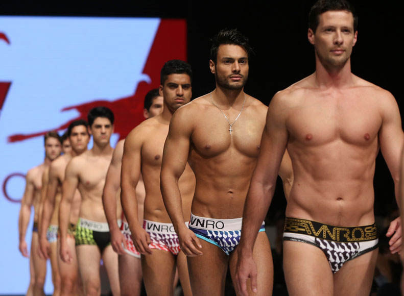 5일(현지시간) 페루 수도 리마에서 열린 리마 패션위크에서 현지 디자이너 아니 알바레스 칼데론이 2014 봄/여름 컬렉션을 선보이고 있다.  AP/뉴시스