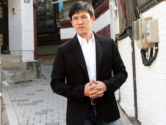 영화 속에서는 부산과 울산을 장악하는 조직폭력배이지만, 원래 유오성은 모태신앙자다. 어머니의 영향으로 올해 세례를 받았다는 그는 “어머니가 ‘영화에서 싸우고 돌아다니지 좀 말라’고 하신다”며 웃었다.<br>연합뉴스