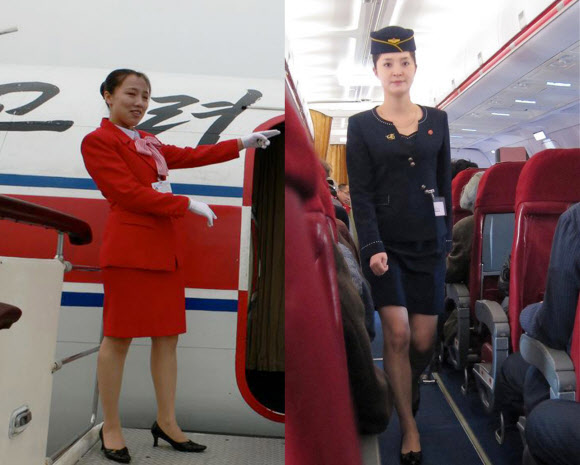 북한 고려항공 승무원들의 유니폼이 달라졌다. 중국의 북한 전문 여행사 ‘고려여행사’는 11일 공식 페이스북에 새 유니폼을 입은 고려항공 여승무원의 모습을 게재했다.(오른쪽 사진)   사진에서 승무원의 왼쪽 가슴에 달린 김정일 배지와 오른쪽 가슴에 있는 ‘고려항공’ 배지, 특이한 디자인의 모자가 눈에 띈다. 과거 고려항공 승무원 유니폼(왼쪽 사진)은 재킷과 치마 모두 붉은색이었지만, 새 유니폼은 위아래 모두 짙은 감색이며 목깃과 소매, 주머니 부분에 두드러진 스티치 장식을 한 것이 특징이다. 재킷이 전보다 세련됐으며 치마도 과거보다 많이 짧아진 것으로 보인다.  연합뉴스