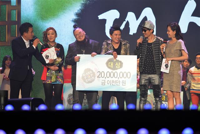 지난 8일 송파구 방이동 올림픽공원 올림픽홀에서 열린 ‘K스토리 팝 콘테스트’에서 5인조 퓨전국악팀 ‘가온누리’가 옛이야기 ‘선녀와 나무꾼’에서 따온 ‘선녀가 변했어’를 불러 대상을 받은 뒤 기뻐하고 있다.<br>송파구 제공