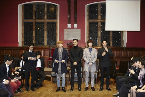 11일(현지시간) 슈퍼주니어가 영국 옥스퍼드대학교서 특별 강연을 펼쳤다.<br>SM엔터테인먼트제공