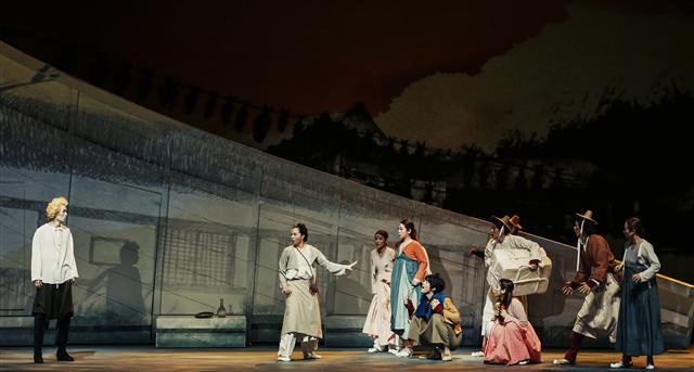 서울예술단의 가무극 ‘푸른 눈 박연’은 400년 전 조선에 귀화해 평생을 살았던 박연(벨테브레)의 삶을 따뜻한 상상력으로 되살려 냈다. 서울예술단 제공