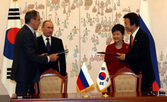 박근혜 대통령 푸틴 대통령 상호사증면제협정을 교환