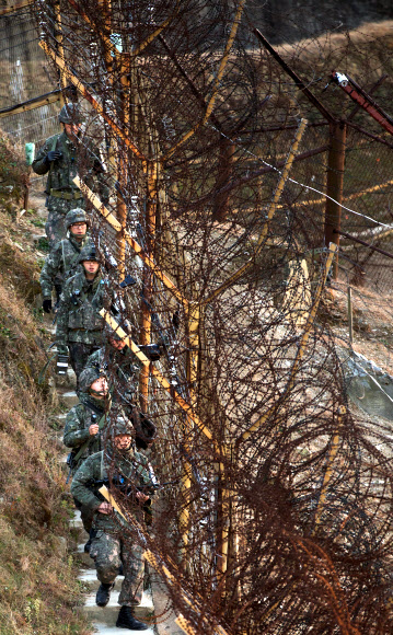 비무장지대(DMZ)에서 육군 28사단 장병이 남방한계선 철책을 점검하고 있다. 경기도 연천군 중서부전선.  연합뉴스