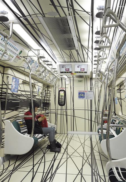 광주시가 삭막한 도시에 활기를 불어넣으려고 설치한 ‘광주폴리(소형 공공 건축물)’가 명물이 되면서 전국에서 견학이 잇따르고 관련 투어의 인기도 올라가고 있다. 인도 출신 예술가 그룹인 락스 미디어 콜렉티브가 지하철 1호선 1개 차량 내부를 시각예술품으로 꾸민 ‘탐구자의 전철’.<br><div class=