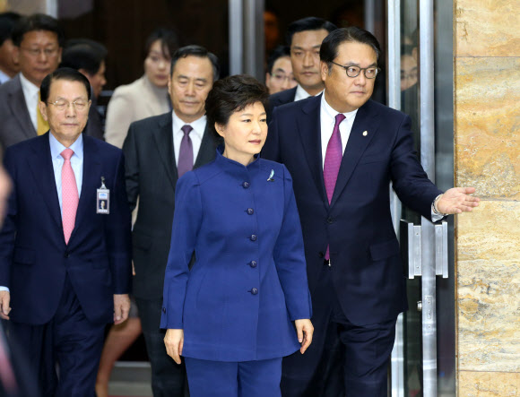 박근혜 대통령이 18일 오전 내년도 예산안에 대한 시정연설을 위해 정진석 사무총장의 안내를 받으며 국회 본회의장으로 들어서고 있다.연합뉴스
