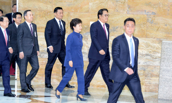 박근혜 대통령이 18일 오전 시정연설을 하기 위해 국회 본회의장으로 들어서고 있다. 연합뉴스