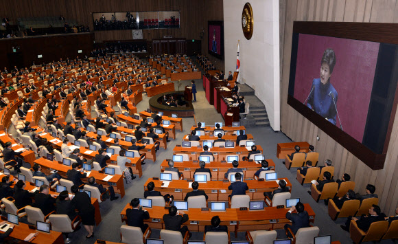 박근혜 대통령이 18일 오전 국회에서 열린 제9차 본회의에서 내년도 예산안에 대한 시정연설을 하고 있다.  연합뉴스