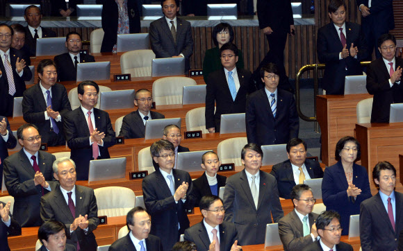 통합진보당 의원들이 18일 국회에서 열린 제9차본회의에서 시정연설을 위해 입장하는 박근혜 대통령을 자리에 앉은 채 지켜보고 있다. 연합뉴스